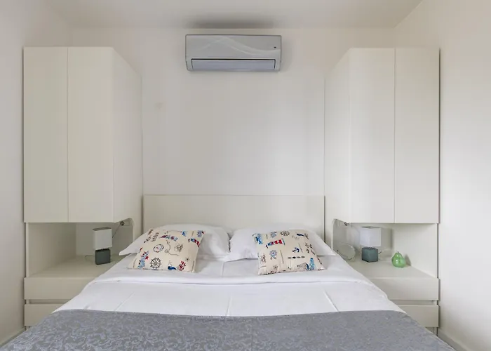 וילה Ferias In Makarska, With Private Pool מאקרסקה